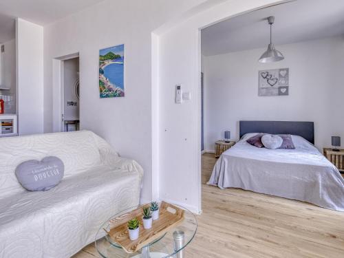 - un salon blanc avec un lit et un canapé dans l'établissement Apartment Hameau la Madrague-28 by Interhome, à Saint-Cyr-sur-Mer
