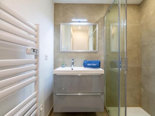 une salle de bain avec un lavabo et une douche en verre dans l'établissement Holiday Home Le Green Village-5 by Interhome, à Roquebrune-sur Argens