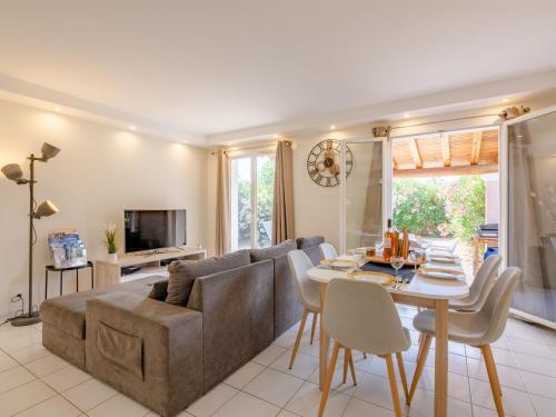 un salon avec un canapé et une table dans l'établissement Holiday Home Le Green Village-5 by Interhome, à Roquebrune-sur Argens