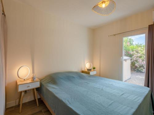 une chambre avec un lit et une grande fenêtre dans l'établissement Holiday Home Le Green Village-5 by Interhome, à Roquebrune-sur Argens