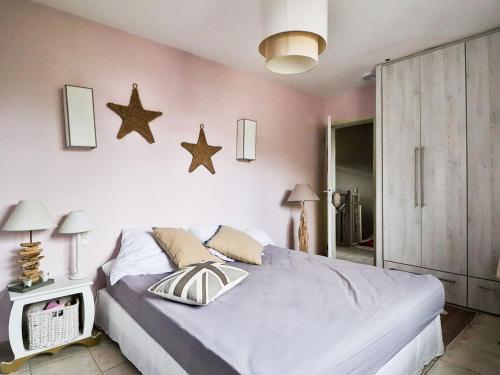 une chambre avec un lit avec des étoiles sur le mur dans l'établissement Holiday Home La pinède by Interhome, à Thèzan-lès-Béziers