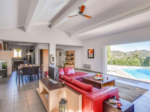 un salon avec un canapé rouge et une table dans l'établissement Holiday Home Villa Cap Maxime by Interhome, à Sainte-Maxime