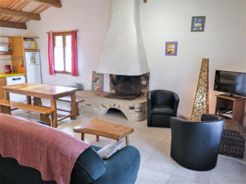 un salon avec un canapé et une cheminée dans l'établissement Holiday Home Le Sorbier by Interhome, à Blanquefort-sur-Briolance