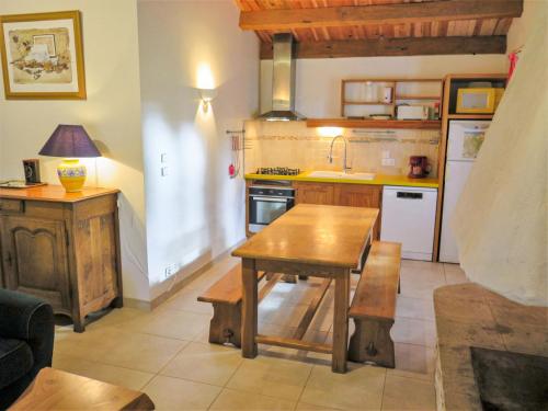 - une cuisine avec une table en bois, un évier et une cuisinière dans l'établissement Holiday Home Le Sorbier by Interhome, à Blanquefort-sur-Briolance