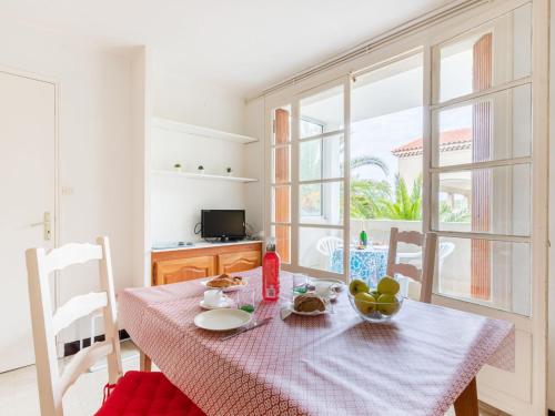 une salle à manger avec une table et une fenêtre dans l'établissement Apartment Super Plage-5 by Interhome, à Saint-Cyr-sur-Mer