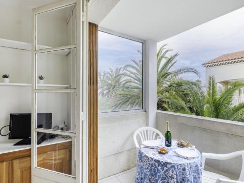 une salle à manger avec une table et une fenêtre dans l'établissement Apartment Super Plage-5 by Interhome, à Saint-Cyr-sur-Mer