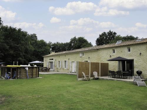 Taman di luar Holiday Home La Cheneraie by Interhome
