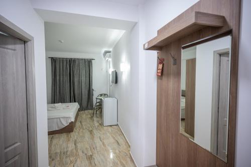 コスティネシュティにあるHotel DaMarの廊下