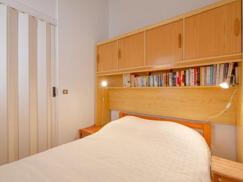 une chambre avec un lit et une étagère dans l'établissement Apartment Le Soleil d'or 2 by Interhome, à Sainte-Maxime