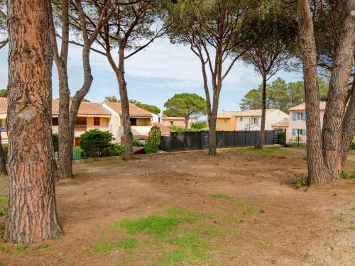 un groupe d'arbres dans une cour avec des maisons dans l'établissement Apartment Le Soleil d'or 2 by Interhome, à Sainte-Maxime