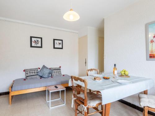 une chambre avec un lit et une table et une salle à manger dans l'établissement Apartment Super Plage-7 by Interhome, à Saint-Cyr-sur-Mer