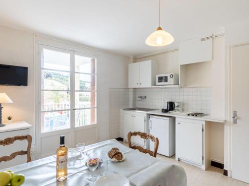 une cuisine et une salle à manger avec une table et des chaises dans l'établissement Apartment Super Plage-7 by Interhome, à Saint-Cyr-sur-Mer