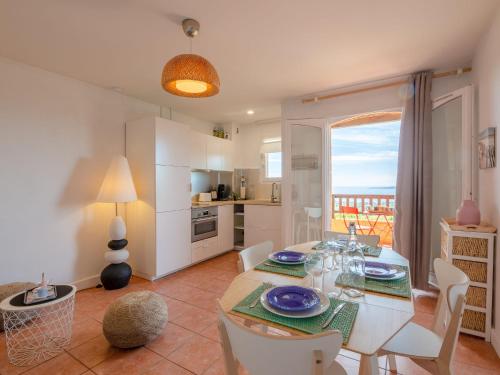 une cuisine et une salle à manger avec une table et des chaises dans l'établissement Apartment Résidence Bellevue-2 by Interhome, à Roquebrune-sur Argens