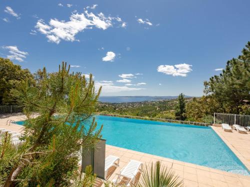 une piscine avec vue sur les montagnes dans l'établissement Apartment Résidence Bellevue-2 by Interhome, à Roquebrune-sur Argens
