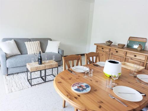 un salon avec une table en bois et un canapé dans l'établissement Apartment La côte du Parc-1 by Interhome, à Saint-Gervais-les-Bains