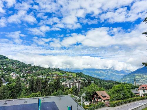 une vue d'une ville avec des montagnes en arrière-plan dans l'établissement Apartment La côte du Parc-1 by Interhome, à Saint-Gervais-les-Bains