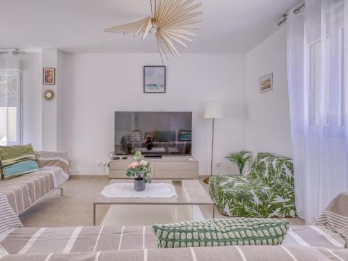 un salon avec un canapé et une télévision dans l'établissement Holiday Home Villas Indigo by Interhome, à La Ciotat