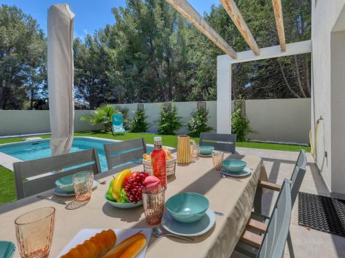- une table avec de la nourriture et des fruits dans l'établissement Holiday Home Villas Indigo by Interhome, à La Ciotat
