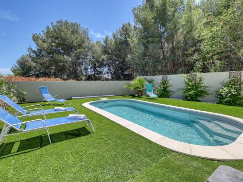 - une piscine dans une cour avec des chaises et une clôture dans l'établissement Holiday Home Villas Indigo by Interhome, à La Ciotat