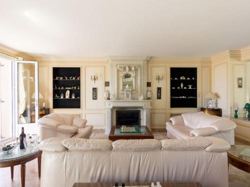 un salon avec deux canapés blancs et une cheminée dans l'établissement Villa La Sanaga by Interhome, à Plounéour-Trez