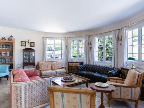 - un salon doté de meubles et de fenêtres dans l'établissement Villa La Sanaga by Interhome, à Plounéour-Trez