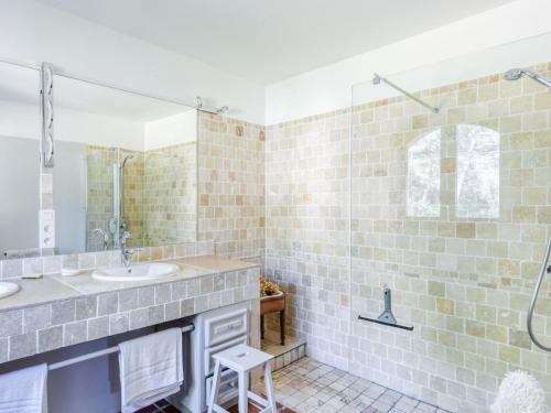 une salle de bain avec deux lavabos et une douche dans l'établissement Villa Les Baux Rouges by Interhome, à Solliès-Ville