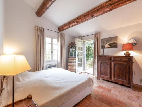 une chambre avec un lit, une lampe et une fenêtre dans l'établissement Holiday Home La Source by Interhome, à Grimaud