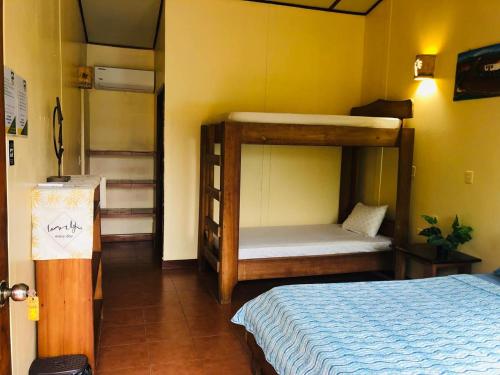 Ein Bett oder Betten in einem Zimmer der Unterkunft Hotel Cocodrilo Sierpe