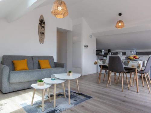un salon avec un canapé et une table dans l'établissement Apartment Cap Océan-1 by Interhome, à Capbreton
