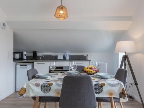 une salle à manger avec une table et des chaises et une cuisine dans l'établissement Apartment Cap Océan-1 by Interhome, à Capbreton