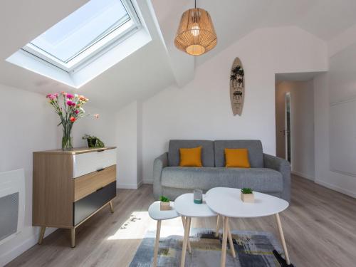 un salon avec un canapé et une table dans l'établissement Apartment Cap Océan-1 by Interhome, à Capbreton