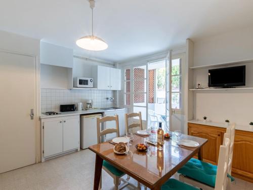 une cuisine avec une table en bois et une salle à manger dans l'établissement Apartment Super Plage-4 by Interhome, à Saint-Cyr-sur-Mer