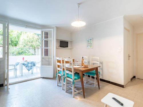 une salle à manger avec une table et des chaises et une fenêtre dans l'établissement Apartment Super Plage-4 by Interhome, à Saint-Cyr-sur-Mer