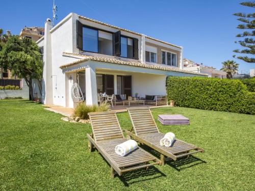 A garden outside Holiday Home Maison del Mar by Interhome