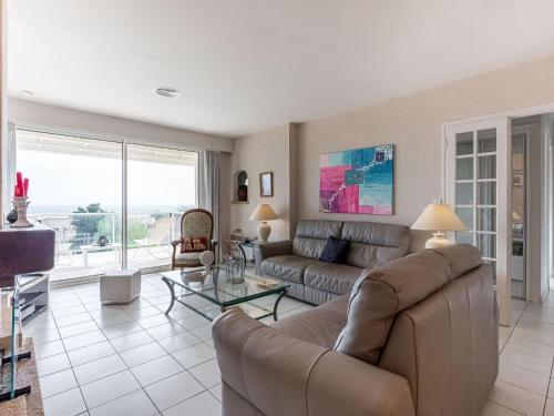 un salon avec un canapé et une table dans l'établissement Holiday Home La Maison des Cades by Interhome, à Saint Pierre La Mer