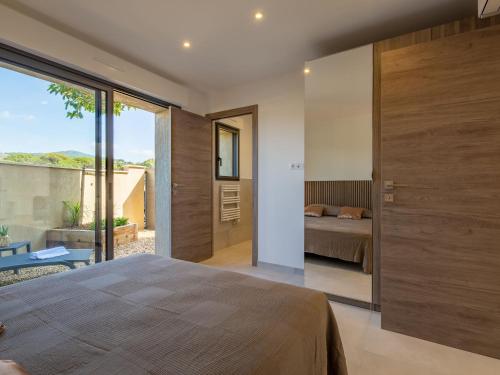 une chambre avec un grand lit et une vue dans l'établissement Apartment Akemi by Interhome, à Sainte-Maxime