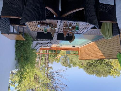 une vue aérienne d'un bâtiment avec une piscine dans l'établissement Apartment Les Jardins d'Ève- F3 by Interhome, à Favone