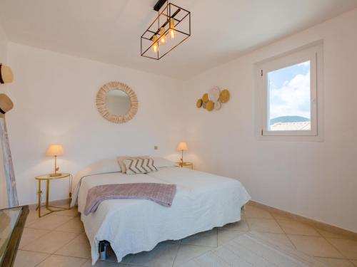 une chambre blanche avec un lit et une fenêtre dans l'établissement Apartment La Madrague by Interhome, à Sainte-Maxime