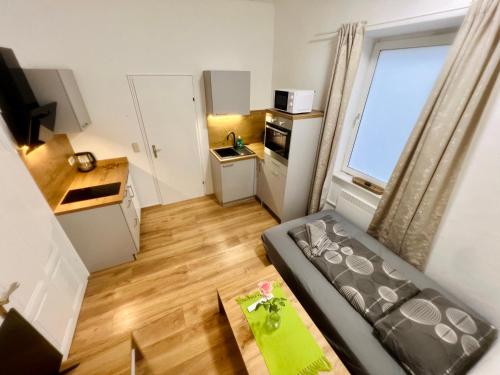 a small apartment with a couch and a kitchen at Apartment Loser im Zentrum in Bad Ischl