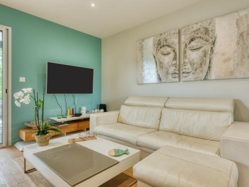 un salon avec un canapé et une télévision dans l'établissement Villa Grande Dépée by Interhome, à Grayan-et-lʼHôpital