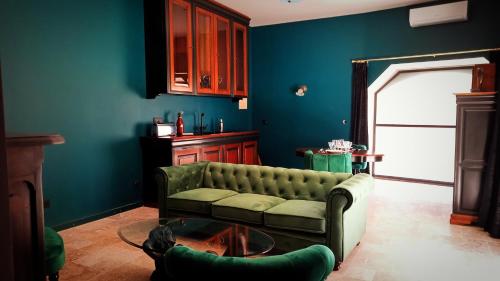 un salon avec un canapé vert et une table dans l'établissement 