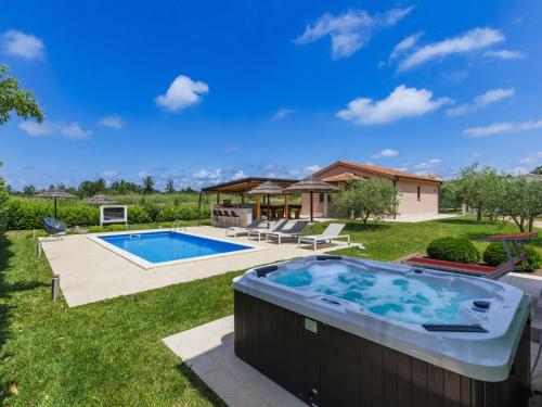 Swimmingpoolen hos eller tæt på Holiday Home Villa Paliska by Interhome