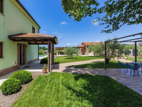 En have udenfor Holiday Home Villa Paliska by Interhome