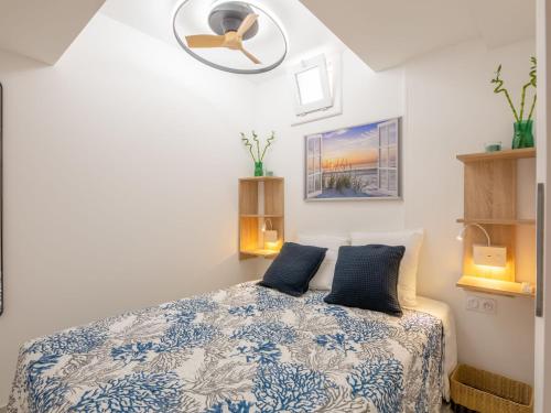 une chambre avec un lit et un ventilateur de plafond dans l'établissement Apartment Résidence Le Boréal-3 by Interhome, à Saint-Raphaël