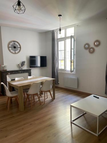 un salon avec une table et des chaises de salle à manger dans l'établissement Appartement Gaudi centre historique Perpignan, à Perpignan