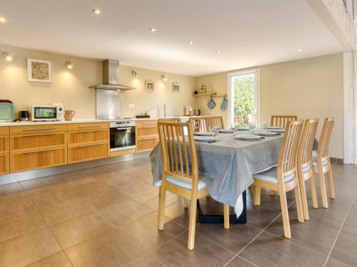 une salle à manger avec une table et des chaises dans une cuisine dans l'établissement Villa Jusant by Interhome, à Vensac