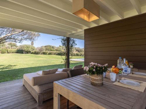un salon avec un canapé et une table dans l'établissement Apartment Le Trois du Petit Sperone by Interhome, à Bonifacio