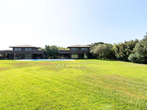 une grande pelouse avec un bâtiment en arrière-plan dans l'établissement Apartment Le Trois du Petit Sperone by Interhome, à Bonifacio