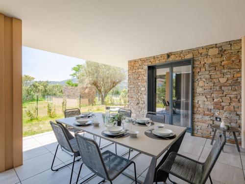 une salle à manger avec une table et des chaises dans l'établissement Apartment Le Clos d'Alice-1 by Interhome, à Sainte-Maxime