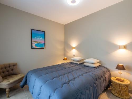 - une chambre avec un grand lit bleu et une chaise dans l'établissement Apartment Le Clos d'Alice-1 by Interhome, à Sainte-Maxime